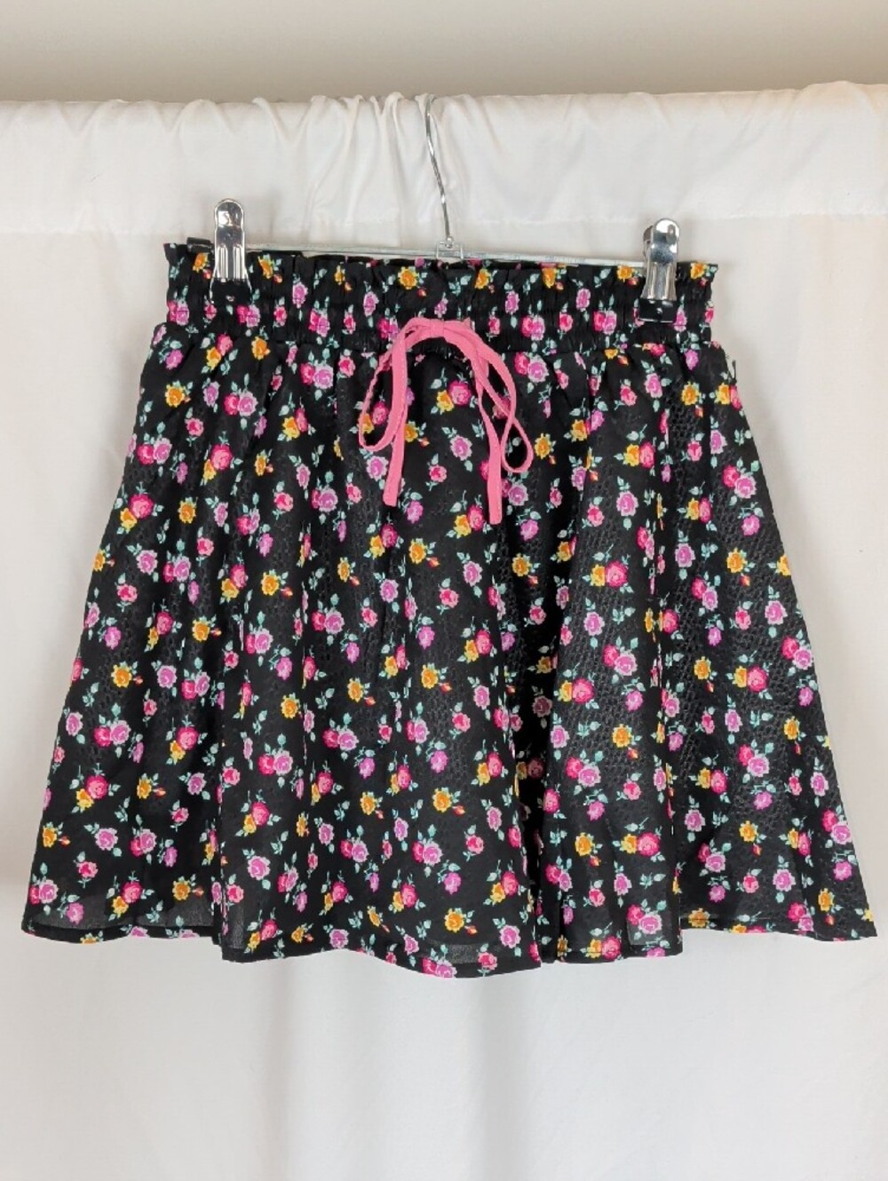 🌸(NWT) Unique Vintage "Black Ditsy Floral" Skort – New With Tags XS
